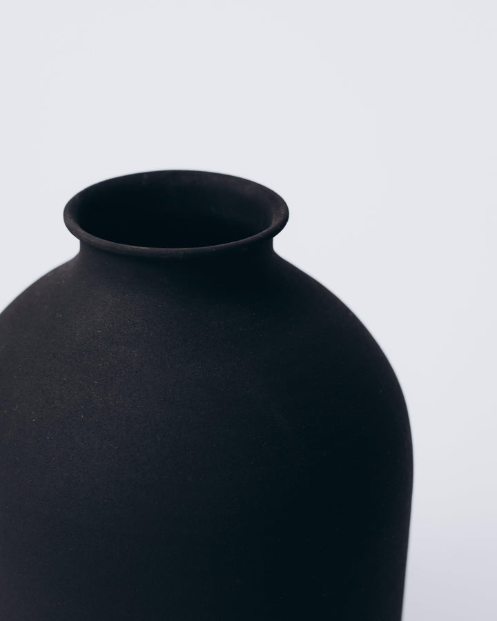 HERA IRON VASE - MATT BLACK - Decovasse